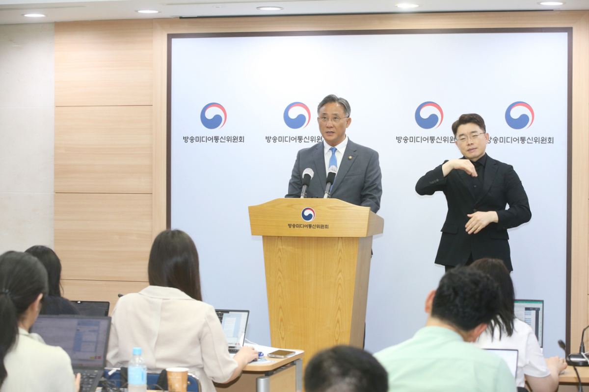 고민수 방송미디어통신위원회 상임위원이 15일 정부과천청사에서 '방미통위 업무보고 사전브리핑'을 실시하고 있다./사진제공=방송미디어통신위원회