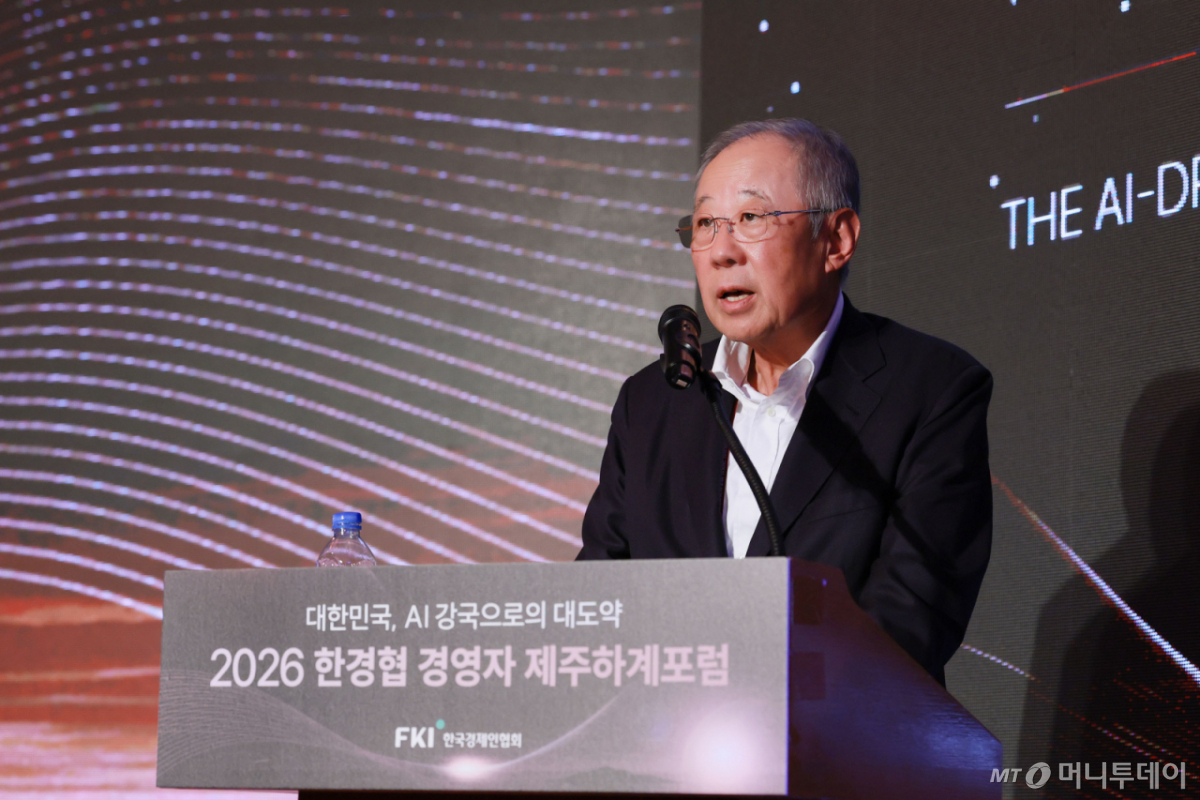 류진 한국경제인협회 회장이 15일 제주시 롯데호텔에서 열린 ‘2026 한경협 경영자 제주하계포럼’에서 인사말을 하고 있다./사진=뉴스1