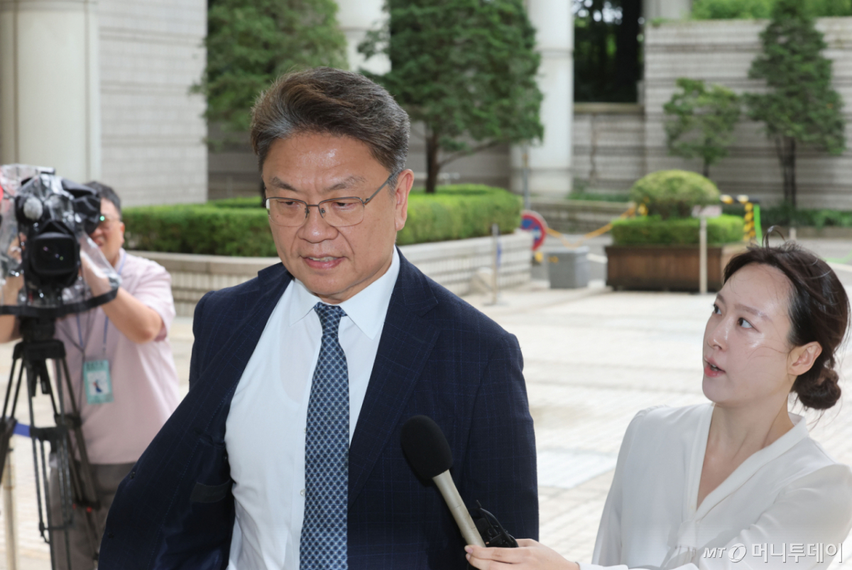 채 해병 사건 수사 외압 의혹과 관련해 수사 비밀을 누설한 의혹을 받는 이시원 전 대통령실 공직기강비서관이 15일 서울 서초구 서울중앙지방법원에서 열린 구속 전 피의자 심문(영장실질심사)에 출석하고 있다./사진=뉴스1