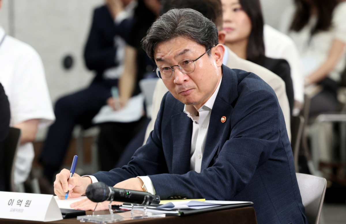 이억원 금융위원장이 15일 오후 서울 중구 은행회관에서 열린 부동산 금융정책 국민 의견 경청 토론회에서 패널들의 토론을 듣고 있다. /사진=뉴시스
