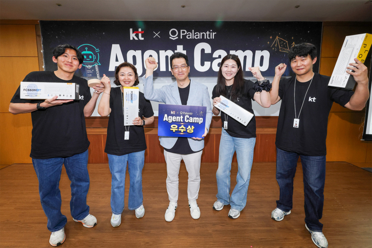 KT P-FDE담당 변우철 상무(왼쪽 세 번째)와 우수상 수상팀이 기념 사진을 촬영하는 모습/사진 제공=KT
