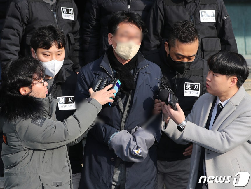 이재명 더불어민주당 대표를 살해하려고 흉기를 휘두른 혐의(살인미수)로 구속된 피의자 김모씨가 10일 오전 부산 연제구 연제경찰서에서 검찰로 송치되고 있다. 2024.1.10 ⓒ 뉴스1 윤일지 기자