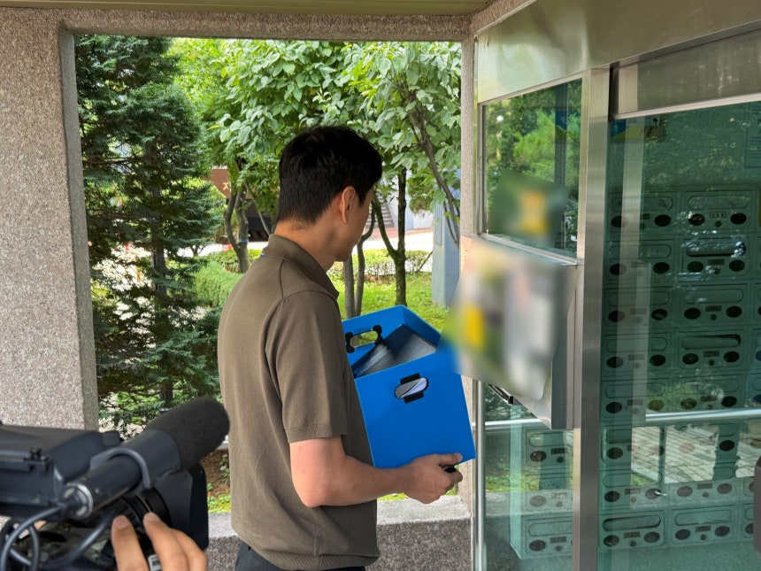 15일 오전 경찰이 충북 청주시의회에서 미성년자 성매매 혐의를 받는 청주시의원의 자택을 압수수색하려 들어가고 있다./ 뉴스1