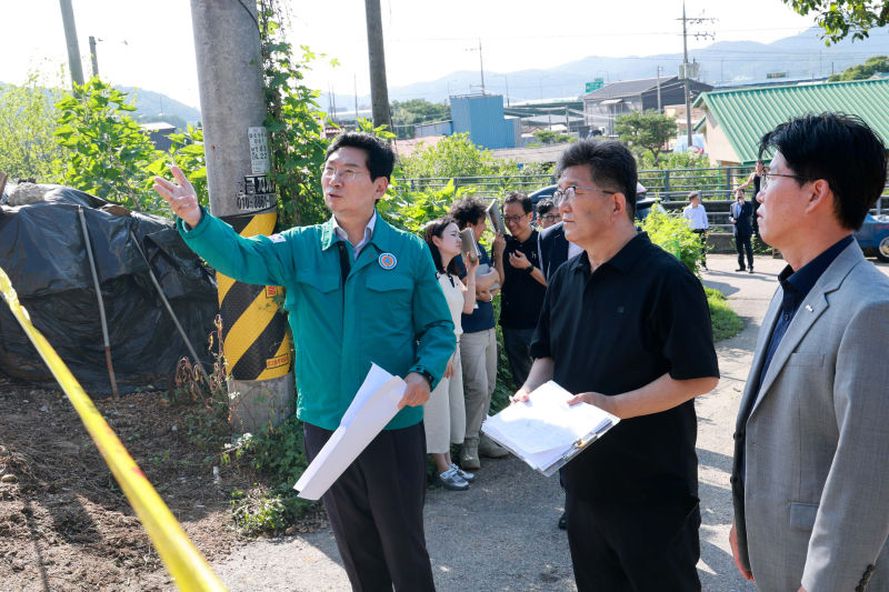 이상일 용인특례시장이 지난 15일 오후 처인구 남사읍 진목리 집중호우 피해 현장을 살펴보고 있다./사진제공=용인시