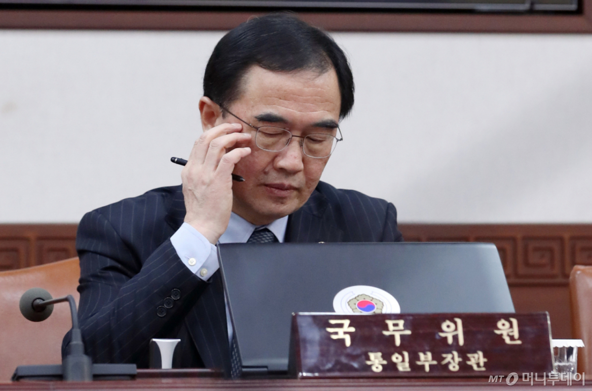 조명균 통일부 장관이 7일 오전 종로구 정부서울청사에서 열린 국무회의에서 이낙연 국무총리의 모두발언을 듣고 있다. /사진=머니투데이 DB