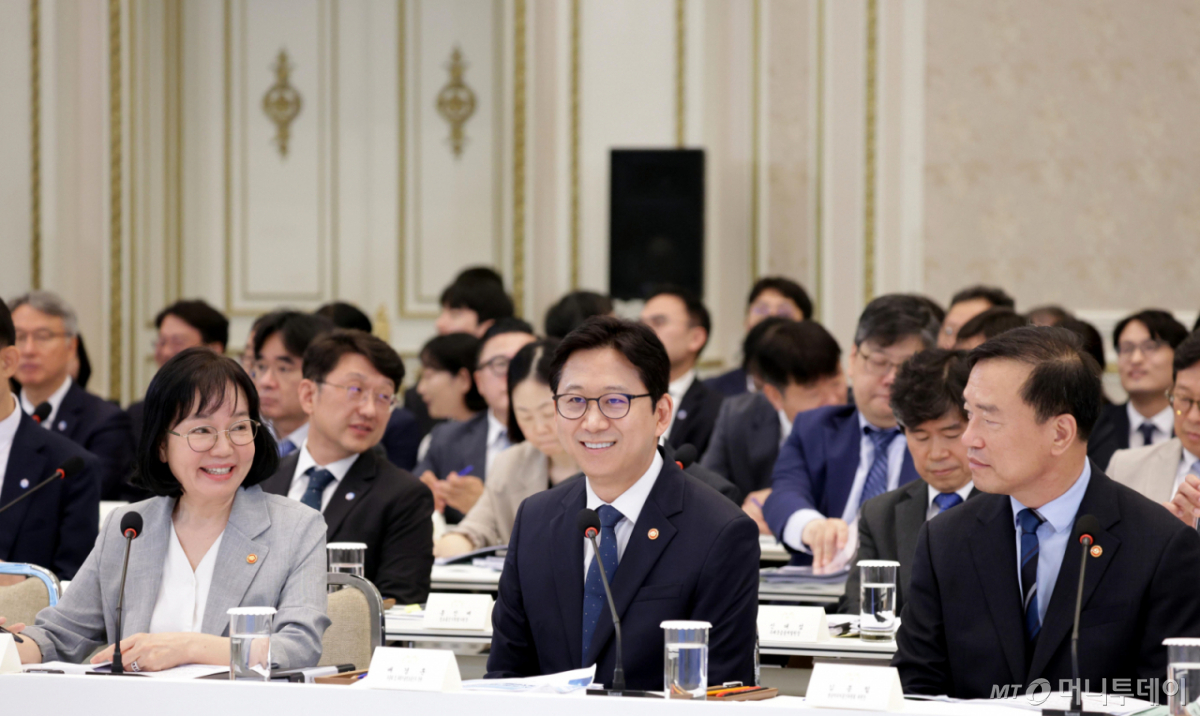 (서울=뉴스1) 허경 기자 = 송경희 개인정보보호위원회 위원장(왼쪽부터), 배경훈 부총리 겸 과학기술정보통신부 장관, 김종철 방송미디어통신위원회 위원장이 16일 청와대 영빈관에서 열린 과학기술정보통신부, 방송미디어통신위원회, 개인정보보호위원회 2차 업무보고에 참석해 있다. (청와대통신사진기자단) 2026.7.16/뉴스1 Copyright © 뉴스1. All rights reserved. 무단 전재 및 재배포, AI학습 이용 금지. /사진=(서울=뉴스1) 허경 기자