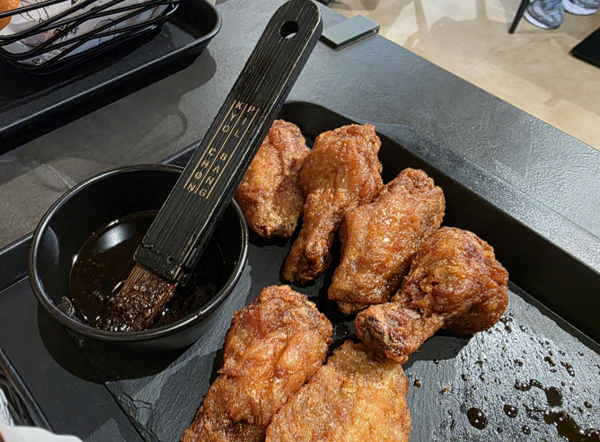 교촌치킨이 완성되는 과정의 핵심 단계인 '붓질'. 붓으로 간장 소스를 치킨 한 조각 한 조각에 얇게 덧바르면 된다. /사진=이병권 기자.