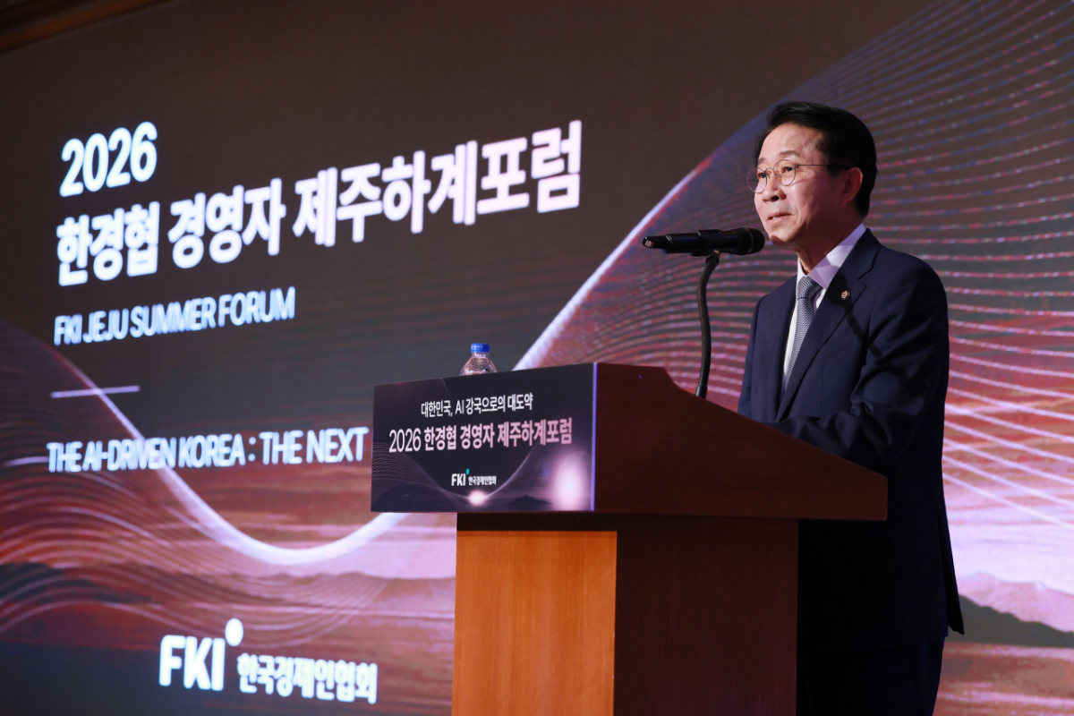 조정식 국회의장이 16일 제주도 롯데호텔에서 열린 ‘2026 한경협 경영자 제주하계포럼’에 참석해 축사를 하고 있다. 15일부터 18일까지 제주도 롯데호텔에서 '대한민국, AI 강국으로의 대도약(THE AI-DRIVEN KOREA)'을 주제로 열리는 이번 포럼에는 약 400명의 기업인이 참가해 AI 시대 기업의 생존 전략과 미래 경영 방향을 모색한다. /사진제공=한국경제인협회
