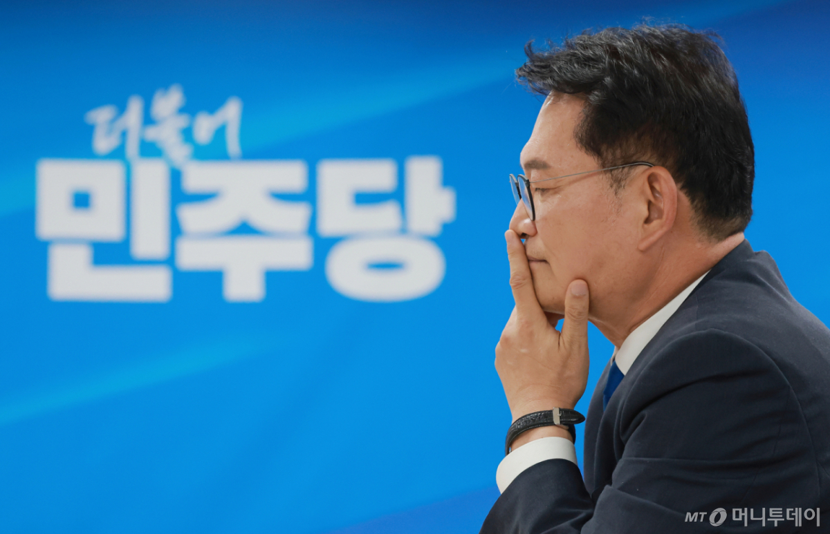 (서울=뉴스1) 안은나 기자 = 송영길 더불어민주당 의원이 16일 오전 서울 여의도 민주당사에서 8·17 전당대회 당대표 후보 등록을 하고 있다. (공동취재) 2026.7.16/뉴스1 Copyright © 뉴스1. All rights reserved. 무단 전재 및 재배포, AI학습 이용 금지. /사진=(서울=뉴스1) 안은나 기자