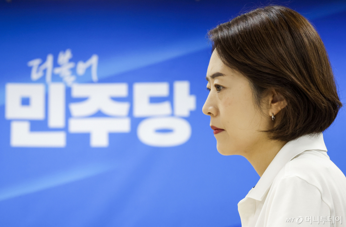 (서울=뉴스1) 안은나 기자 = 고민정 더불어민주당 의원이 16일 오전 서울 여의도 민주당사에서 8·17 전당대회 당대표 후보자 등록을 하고 있다. (공동취재) 2026.7.16/뉴스1 Copyright © 뉴스1. All rights reserved. 무단 전재 및 재배포, AI학습 이용 금지. /사진=(서울=뉴스1) 안은나 기자
