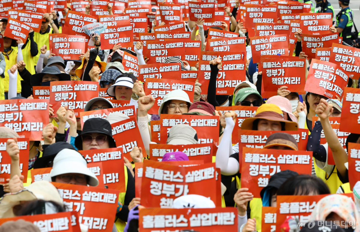 [서울=뉴시스] 황준선 기자 = 15일 서울 종로구 청와대 앞에서 열린 '홈플러스 10만 실업대란 외면! 투기자본 MBK 먹튀 용인 이재명 정부 규탄!  7.15 홈플러스 노동자·상인 총궐기대회'에서 참석자들이 구호를 외치고 있다. 2026.07.15. hwang@newsis.com /사진=황준선