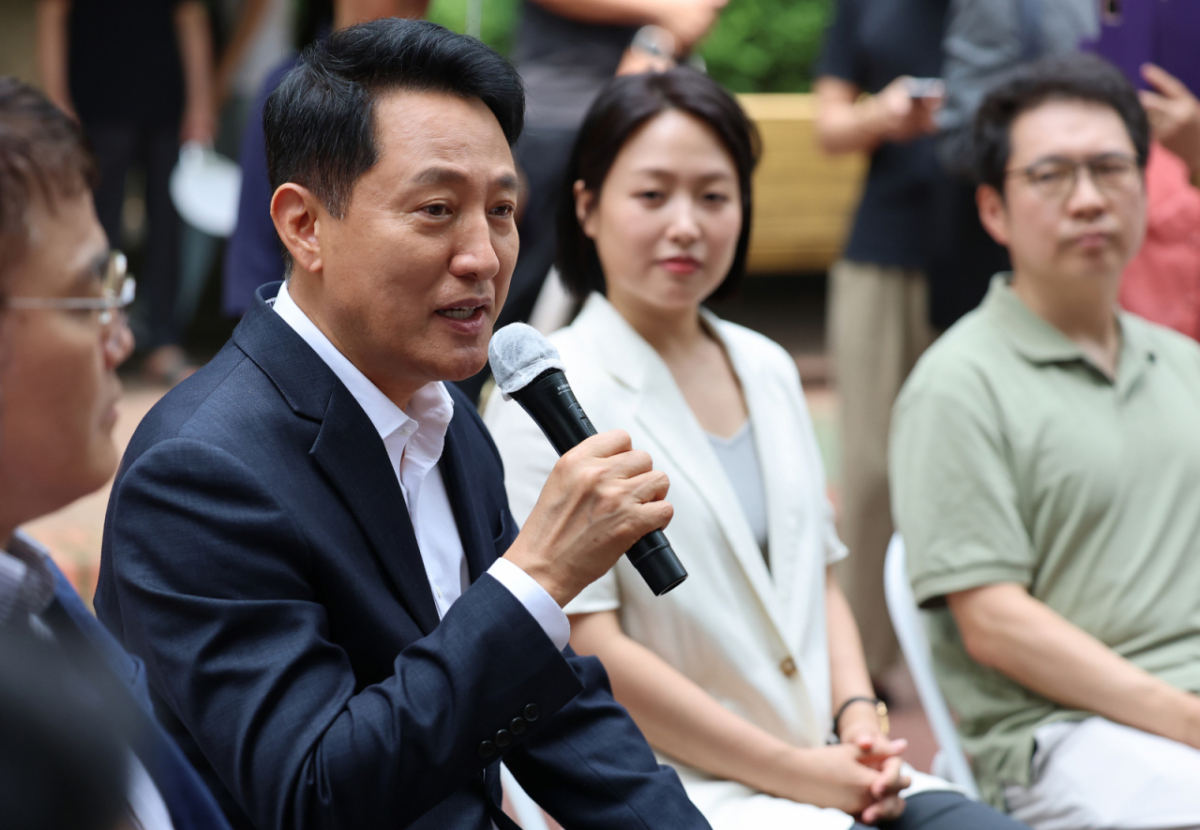 오세훈 서울시장이 16일 준공업지역 공동주택 용적률 완화가 적용된 서울 영등포구 양평 신동아아파트 재건축단지에서 열린 주민 간담회에서 발언하고 있다. /사진=뉴스1
