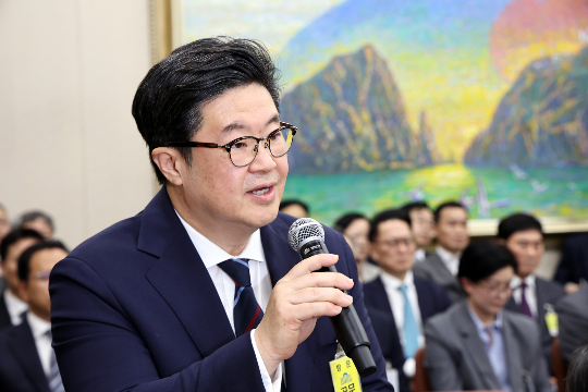 (서울=뉴스1) 구윤성 기자 = 김병주 MBK파트너스 회장이 14일 오후 서울 여의도 국회에서 열린 정무위원회 국정감사에 증인으로 출석해 질의에 답하고 있다. 2025.10.14/뉴스1 Copyright © 뉴스1. All rights reserved. 무단 전재 및 재배포, AI학습 이용 금지. /사진=(서울=뉴스1) 구윤성 기자