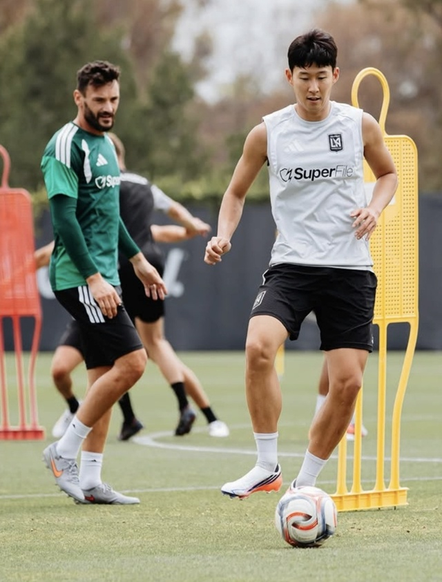 훈련에 집중하는 손흥민(오른쪽). /사진=LAFC SNS