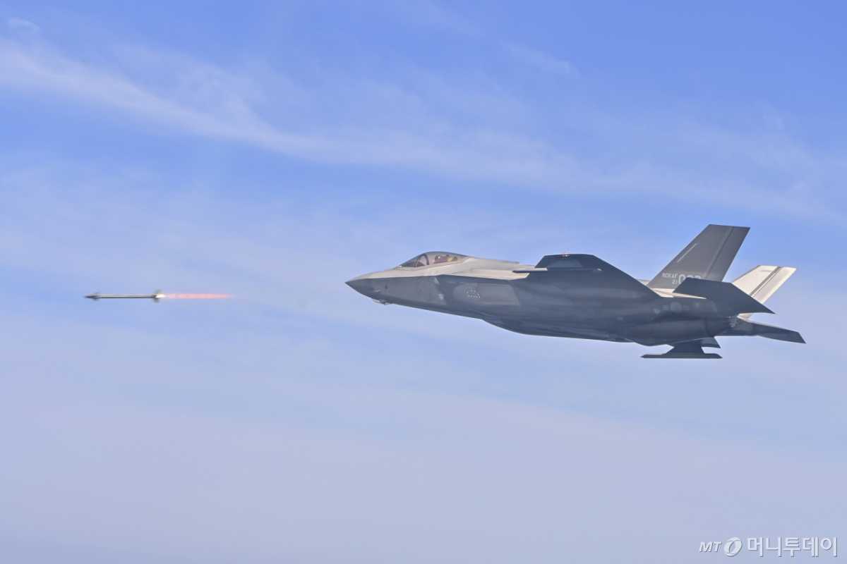 (서울=뉴스1) = F-35A 전투기가 순항미사일·무인공격기 역할을 하는 훈련용 표적을 향해 AIM-9X 공대공 미사일을 발사하고 있는 모습. (공군본부 제공. 재판매 및 DB 금지) 2026.5.20/뉴스1 Copyright © 뉴스1. All rights reserved. 무단 전재 및 재배포, AI학습 이용 금지. /사진=(서울=뉴스1)