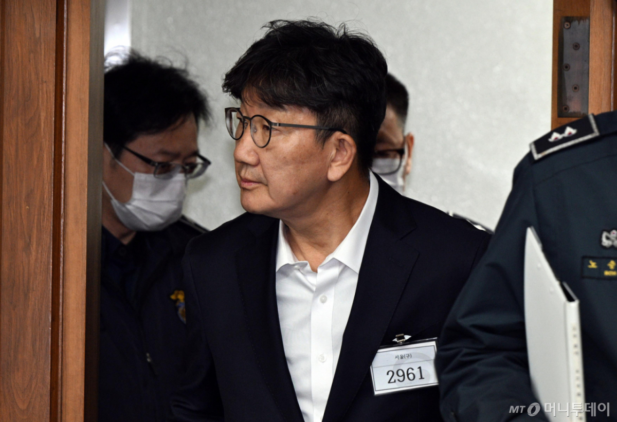 [서울=뉴시스] 사진공동취재단 = 권성동 국민의힘 의원이 3일 서울 서초동 서울중앙지법에서 통일교로부터 불법 정치자금을 수수한 혐의 사건 1차 공판에 출석하고 있다. 2025.11.03. photo@newsis.com /사진=류현주