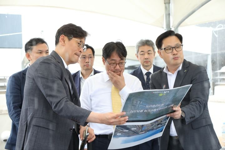 이성훈 한국토지주택공사(LH) 사장은 9일 용인 반도체 국가산업단지 사업현장을 찾아 사업기간 단축을 위한 속도전을 주문했다/사진제공=LH