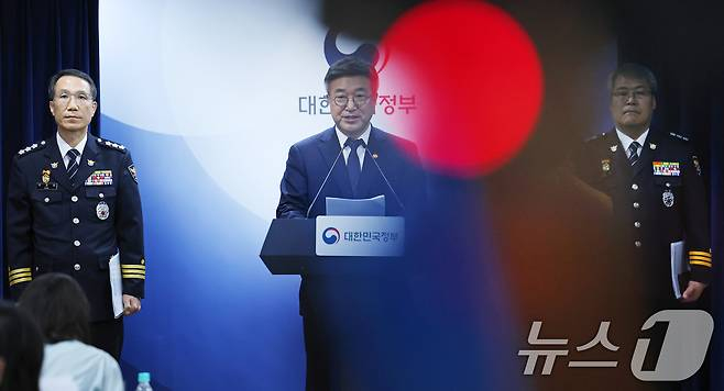 윤호중 행정안전부 장관(가운데)이 16일 오후 서울 종로구 정부서울청사 브리핑실에서 유재성 경찰청장 직무대행(왼쪽)과 홍석기 국가수사본부장이 배석한 가운데 경찰 수사 내부비리 근절 및 민주적 통제 강화 방안을 발표하고 있다. /사진=뉴스1
