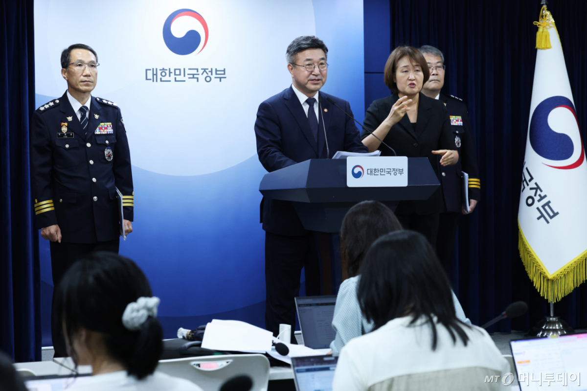 (서울=뉴스1) 오대일 기자 = 윤호중 행정안전부 장관(가운데)이 16일 오후 서울 종로구 정부서울청사 브리핑실에서 유재성 경찰청장 직무대행(왼쪽)과 홍석기 국가수사본부장이 배석한 가운데 경찰 수사 내부비리 근절 및 민주적 통제 강화 방안을 발표하고 있다. 2026.7.16/뉴스1 Copyright © 뉴스1. All rights reserved. 무단 전재 및 재배포, AI학습 이용 금지. /사진=(서울=뉴스1) 오대일 기자