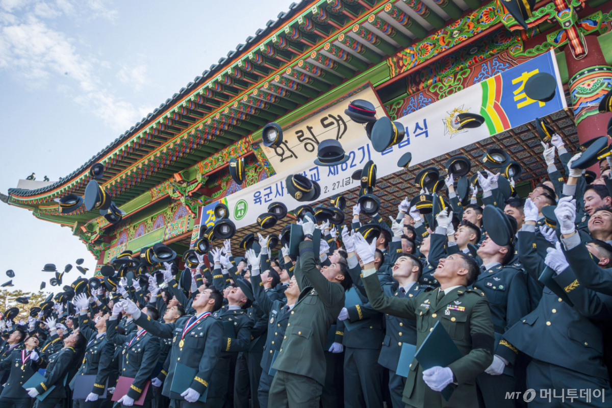 (서울=뉴스1) = 27일 서울 노원구 육군사관학교 화랑연병장에서 열린 육군사관학교 제82기 졸업식에서 생도들이 졸업을 자축하며 정모를 높이 던지고 있다. (육군 제공. 재판매 및 DB 금지) 2026.2.27/뉴스1 Copyright © 뉴스1. All rights reserved. 무단 전재 및 재배포, AI학습 이용 금지.