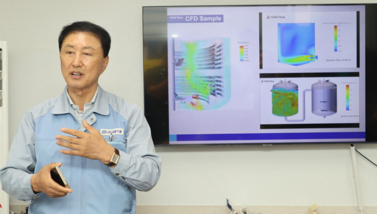 김기현 세종기술 대표가 컴퓨터 유동해석(CFD) 화면 앞에서 공정을 설명하는 모습. /사진제공=이노비즈협회