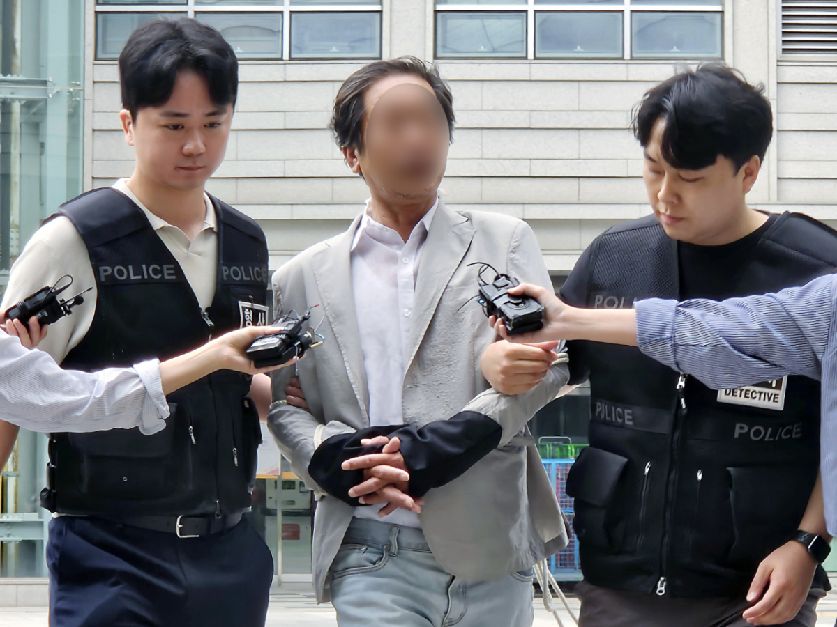 지난 2일 국정조사특별위원회 위원들의 현장조사를 방해하며 경찰관을 밀치는 등 폭력을 행사한 혐의로 현행범 체포된 A 씨가 4일 오후 서울 송파구 서울동부지방법원에서 열리는 구속 전 피의자 심문(영장실질심사)에 출석하고 있는 모습./사진=뉴스1.
