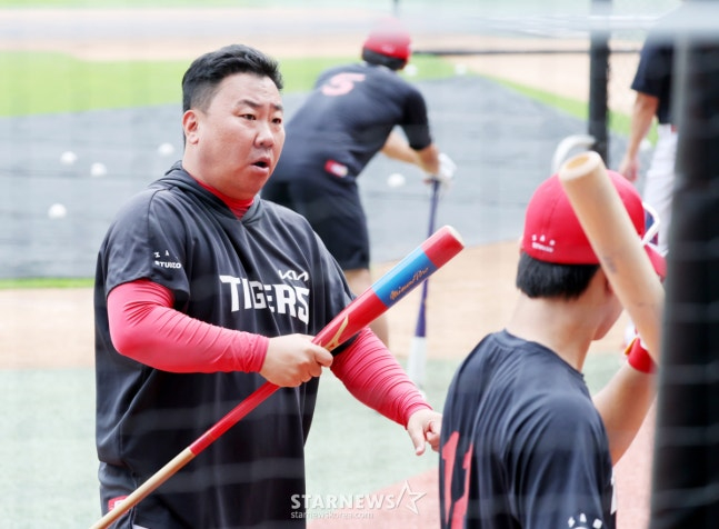 이범호(왼쪽) KIA 감독이 16일 인천 SSG전에 앞서 타격 지도를 하고 있다. /사진=강영조 선임기자
