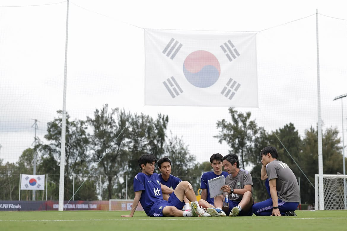 선수들과 대화를 하고 있는 주앙 아로소 전 대한민국 축구 국가대표팀 코치. /사진=아로소 SNS 캡처