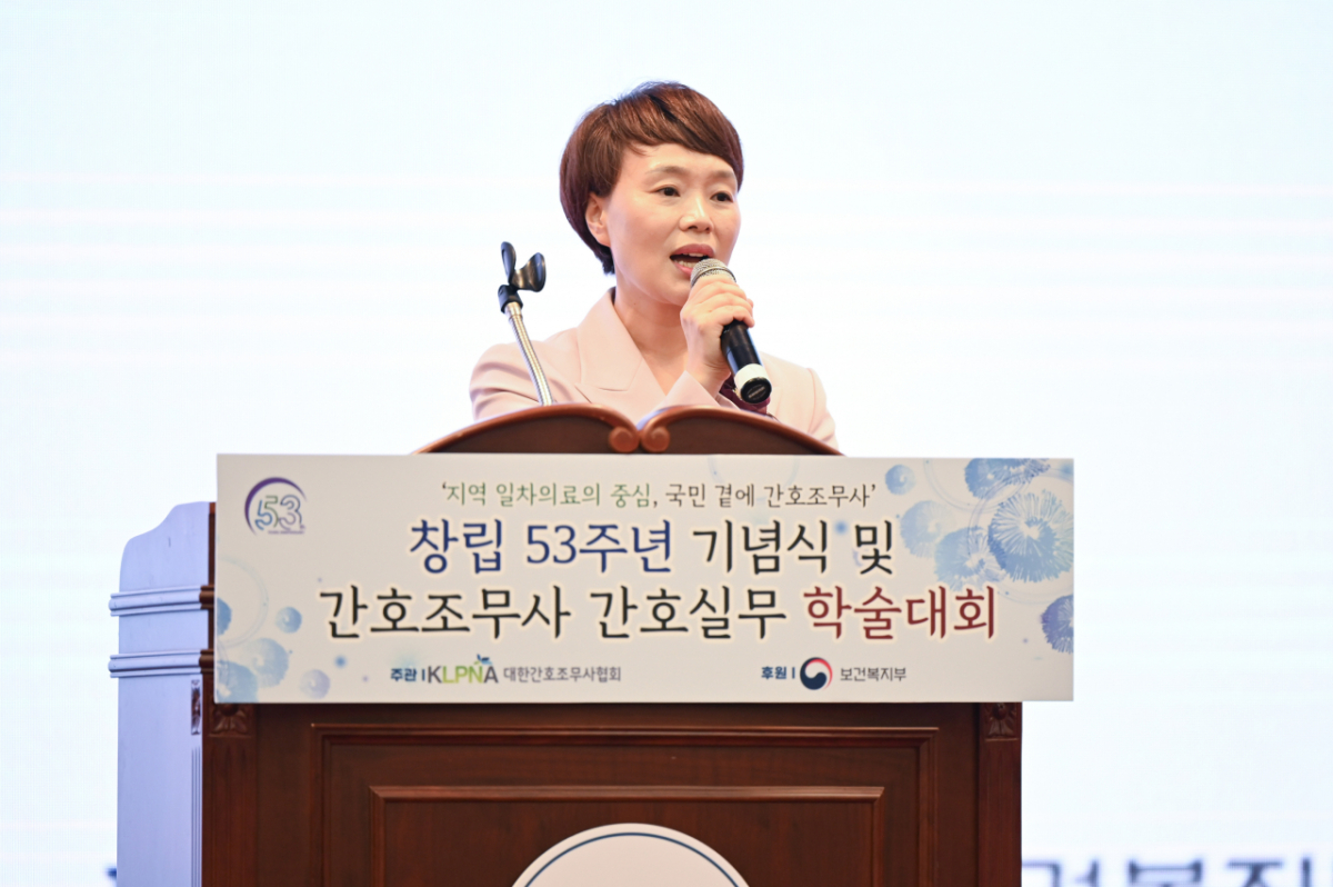 16일 서울 광진구 세종대 광개토관 컨벤션홀에서 열린 '창립 53주년 기념식 및 제1회 간호조무사 간호실무 학술대회'곽지연 대한간호조무사협회(간무협) 회장이 개회사를 낭독하고 있다. /사진=간무협