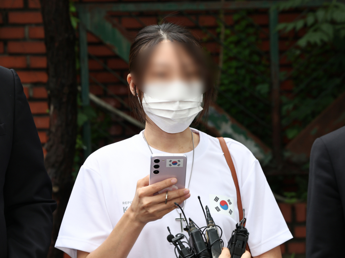 잠실 개표소 봉쇄 시위에서 체육단체 관계자들의 진입을 막아 '올다르크'(올림픽공원+잔 다르크)로 불린 여성 A 씨가 10일 오후 서울 송파구 송파경찰서 앞에서 경찰 조사를 앞두고 입장을 밝히고 있다./사진=뉴스1.