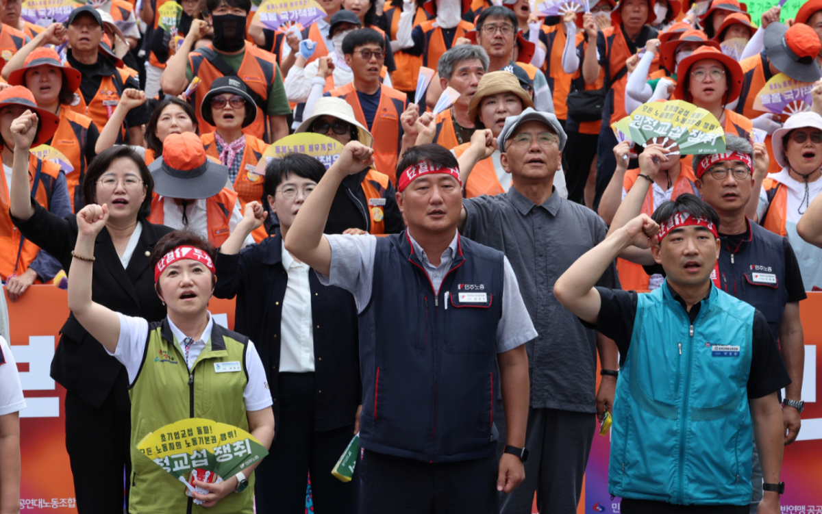 지난 15일 서울 종로구 동화면세점 앞 '민주노총 7.15 총파업대회'에서 양경수 전국민주노동조합총연맹(민주노총) 위원장과 조합원들이 '노조 조끼'를 입고 임을 위한 행진곡을 제창하고 있다./사진=뉴시스.