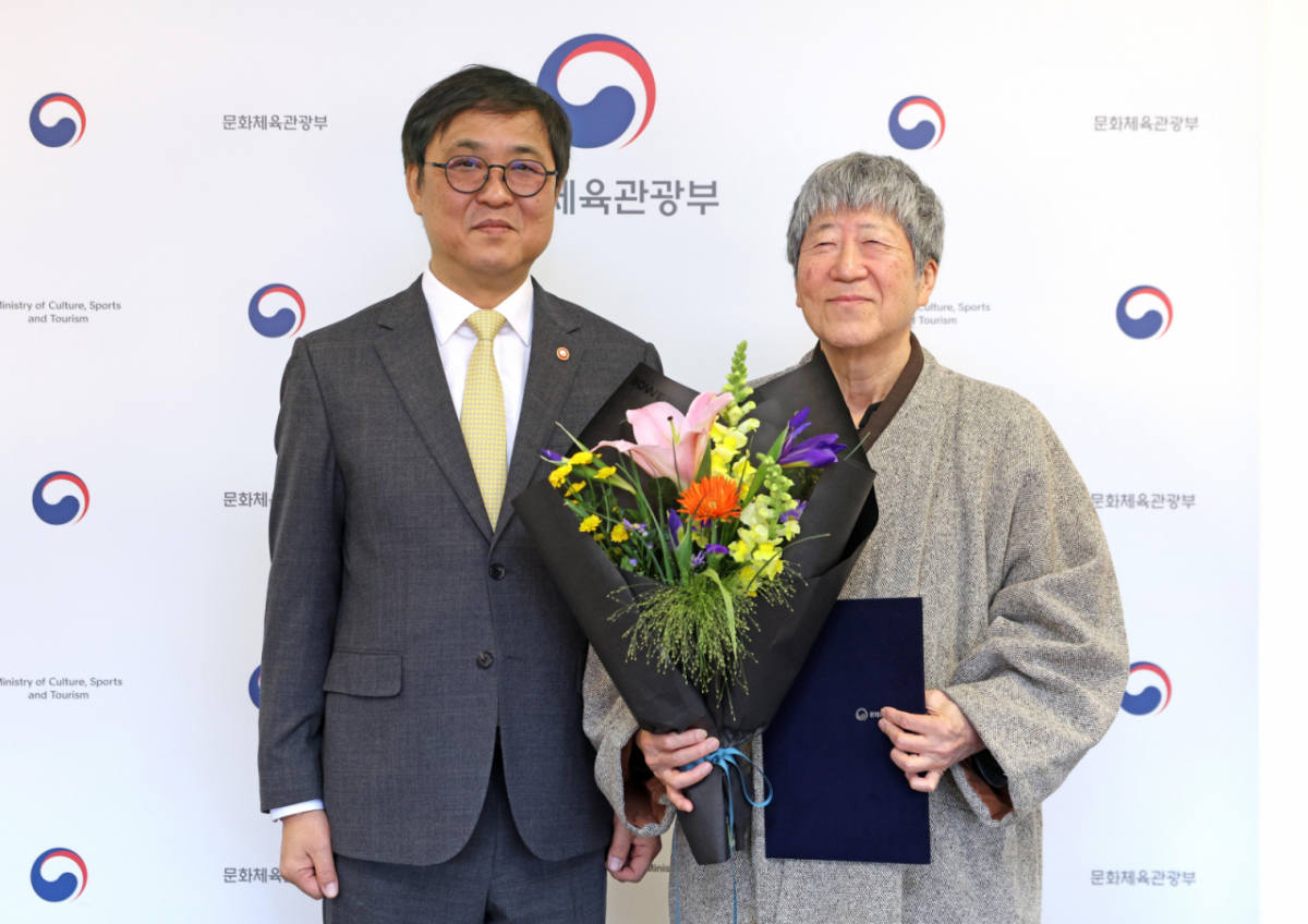 최휘영 문화체육관광부 장관(왼쪽)과 임진택 한국문화예술교육진흥원 원장(오른쪽). / 사진제공 = 문화체육관광부