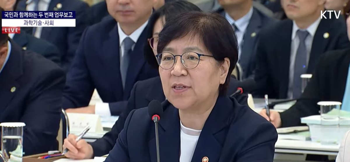 정은경 보건복지부 장관이 16일 이재명 대통령에 업무보고를 하고 있다.