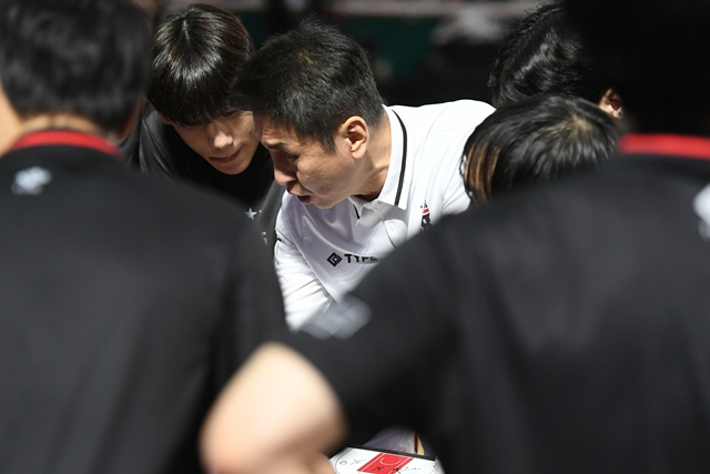 김상식 감독(가운데). /사진=KBL 제공