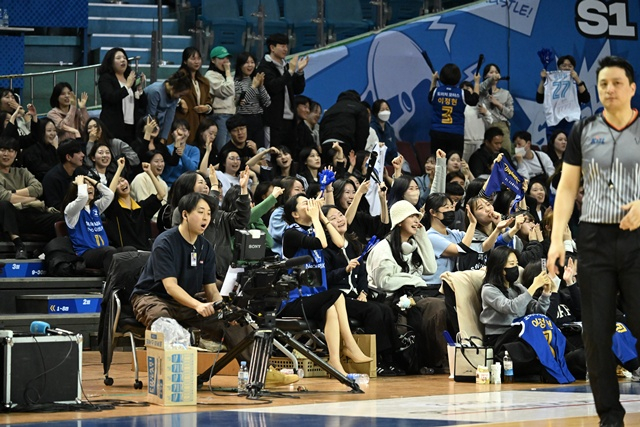서울 삼성 팬들. /사진=KBL 제공