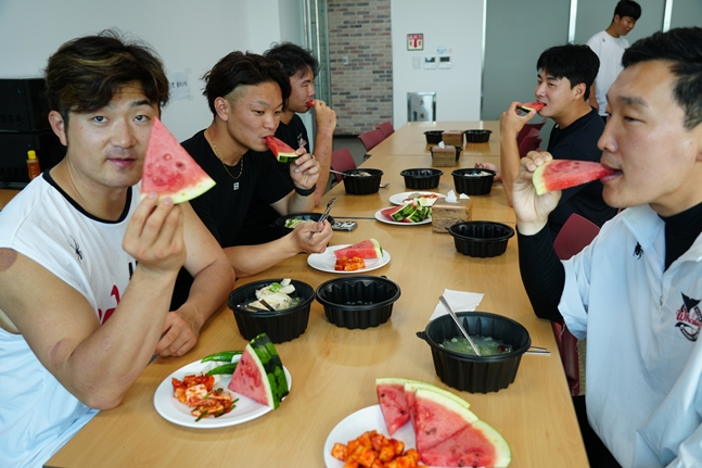 시원한 여름을 수박으로 날리는 오카다(왼쪽부터),고바야시,설재욱,조준혁, 이기범 통역. /사진=울산 웨일즈