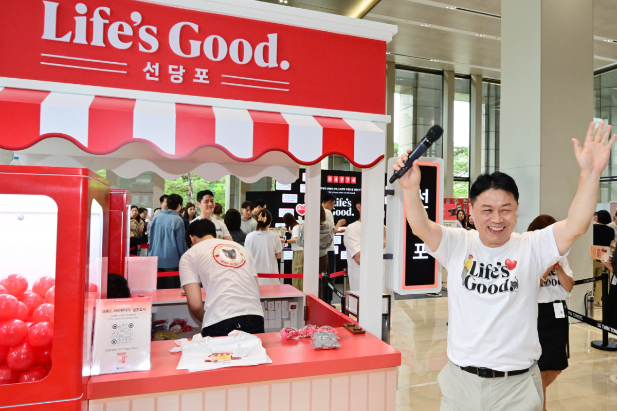 지난 13일 서울 여의도 LG트윈타워에서 열린 '라이프스굿 데이'에서 임직원들과 인사하는 류재철 LG전자 CEO. /사진=LG전자