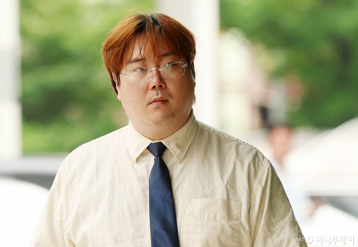 강제추행 혐의로 재판에 넘겨진 작곡가 겸 방송인 유재환이 16일 서울 남부지방법원에서 열린 항소심 선고기일에 참석해 재판을 마친 뒤 나서고 있다. 이날 재판부는 원심 판단이 정당하다고 보고 검찰과 유재환의 항소를 기각했다. /2026.07.16 /사진=김휘선 hwijpg@