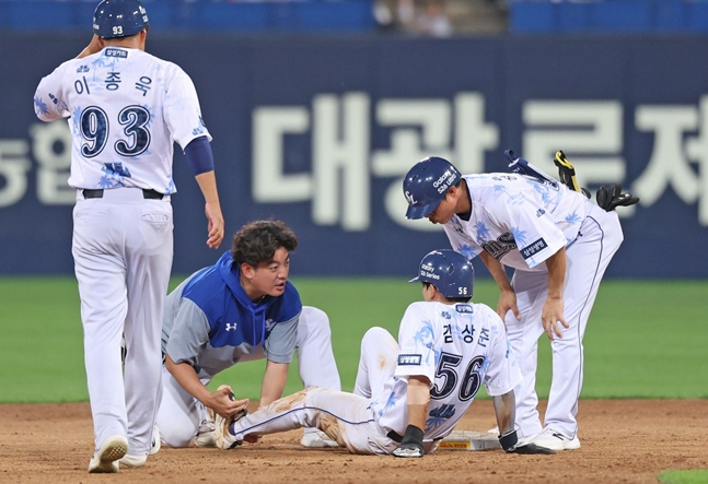 삼성 트레이너가 김상준(가운데)의 발목 상태를 살피고 있다. /사진=삼성 라이온즈