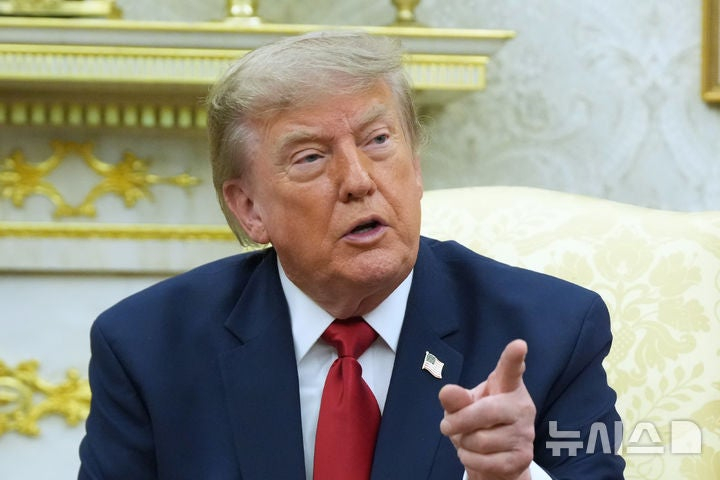 도널드 트럼프 미국 대통령이 이란에 억류됐던 미국인 1명이 안전하게 풀려났다고 밝혔다. 트럼프 대통령은 이란의 이 같은 결정에 대해 "선의의 제스쳐"라고 평가했다./워싱턴=AP/뉴시스
