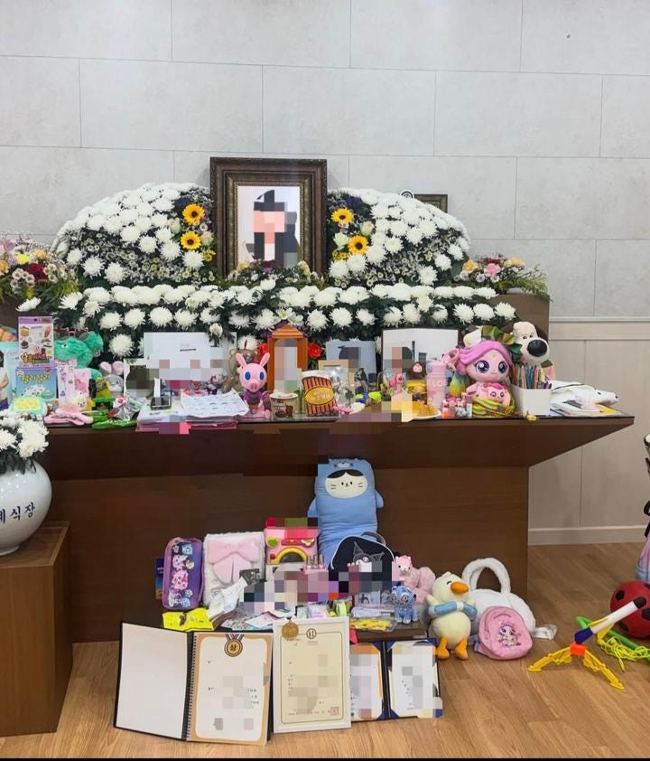 A양(7)의 빈소에 고인의 영정사진과 꽃 등이 놓여 있는 모습./사진=온라인 SNS 화면 갈무리.