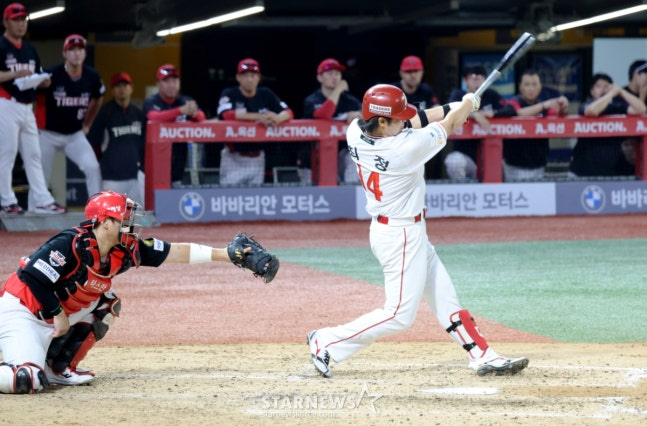 SSG 최정(오른쪽)이 16일 KIA전 5회말 상대 선발 올러로부터 좌월 투런 홈런을 때리고 있다. /사진=강영조 선임기자