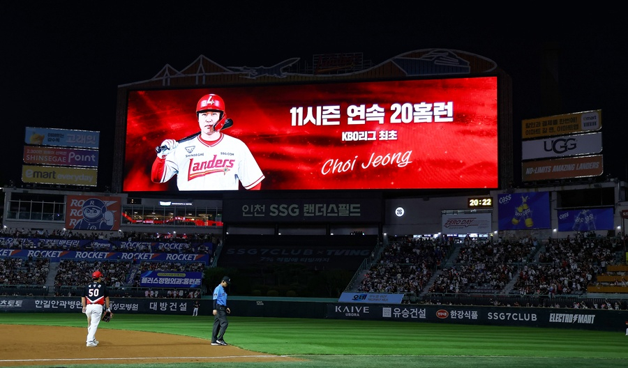 16일 SSG-KIA전이 열린 인천 SSG랜더스필드 전광판에 최정의 11시즌 연속 20홈런 기록이 소개되고 있다. /사진=SSG 랜더스