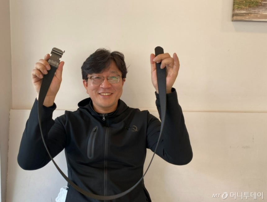 한강에 뛰어든 여학생을 구한 의인 김시영씨(51). 당시 물에서 생을 건져낸 허리띠를 들어 보이고 있다./사진=남형도 기자