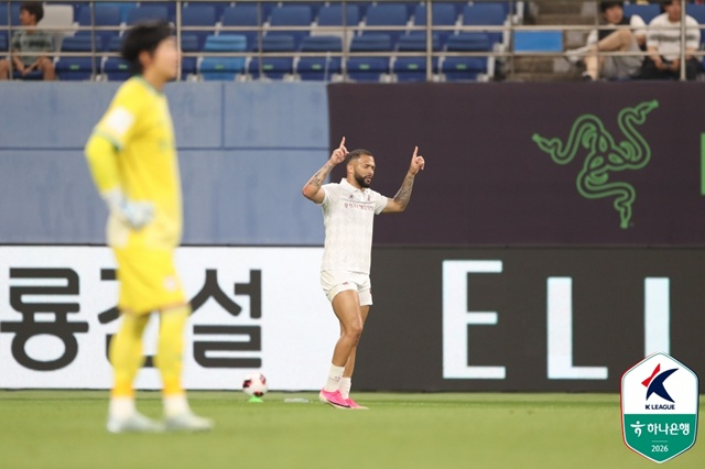 부천FC 공격수 가브리엘(오른쪽). /사진=한국프로축구연맹 제공