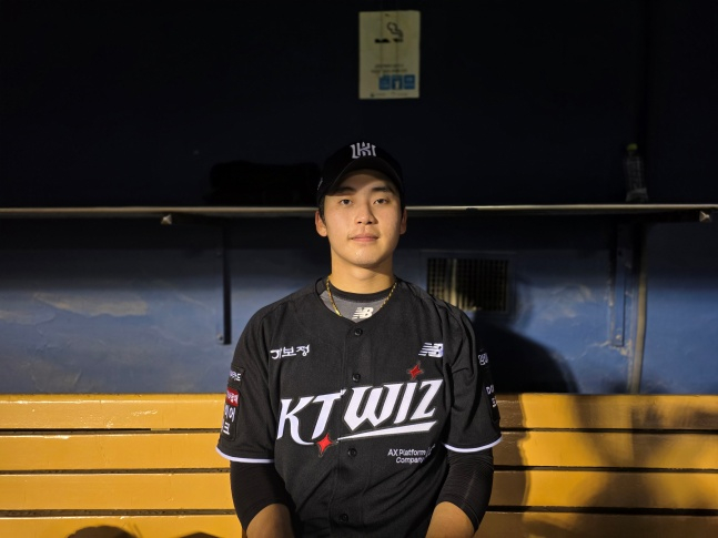 KT 박영현이 17일 잠실 LG전을 승리로 이끈 뒤 취재진과 인터뷰에 응했다. /사진=김동윤 기자