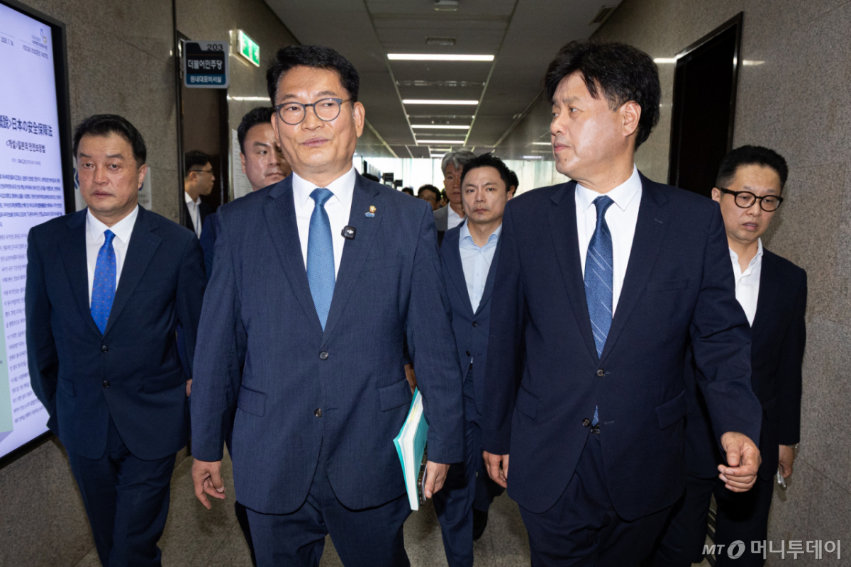 (서울=뉴스1) 유승관 기자 = 더불어민주당 8·17 전당대회에서 당대표에 출마하려다 '피선거권 자격 논란'에 휩싸인 송영길 전 대표와 최고위원 출마자 김용 전 민주연구원 부원장이 17일 서울 여의도 국회에서 열린 비공개 최고위원회의에 참석 후 기자회견을 마치고 이동하고 있다. 민주당 지도부는 16일 심야 긴급 최고위원회 간담회를 열고 복당 후 6개월이 지나지 않은 송 전 대표와 당비를 미납한 김 전 부원장에 대한 피선거권 자격 문제를 논의했으나 결론내지 못했다. 2026.7.17/뉴스1 Copyright © 뉴스1. All rights reserved. 무단 전재 및 재배포, AI학습 이용 금지. /사진=(서울=뉴스1) 유승관 기자