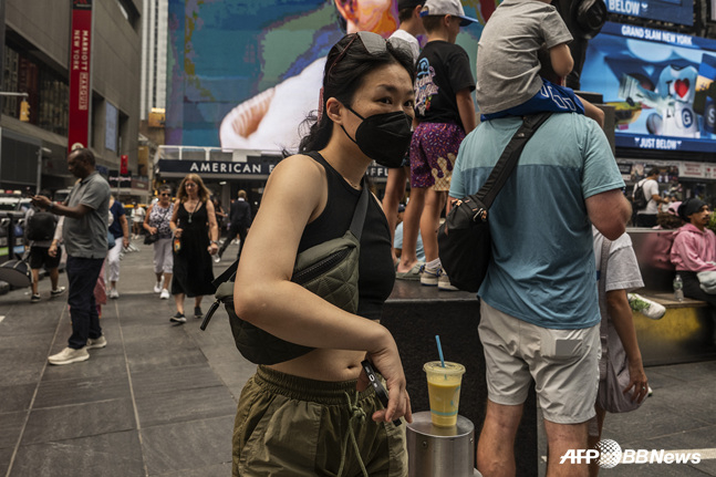 마스크를 쓰고 활동하는 뉴욕 시민. /AFPBBNews=뉴스1