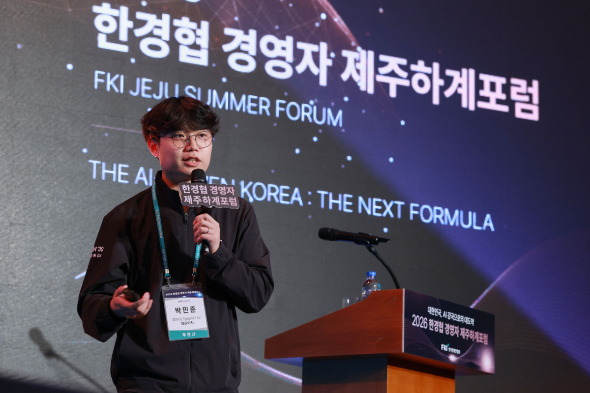 박민준 뤼튼테크놀로지스 AX대표가 17일 제주도 롯데호텔에서 열린 '2026 한경협 경영자 제주하계포럼'에 참석해 'AI 기술 도입은 쉬웠지만, 기업의 AI 전환은 없었다'를 주제로 강연하고 있다. /사진제공=한국경제인협회