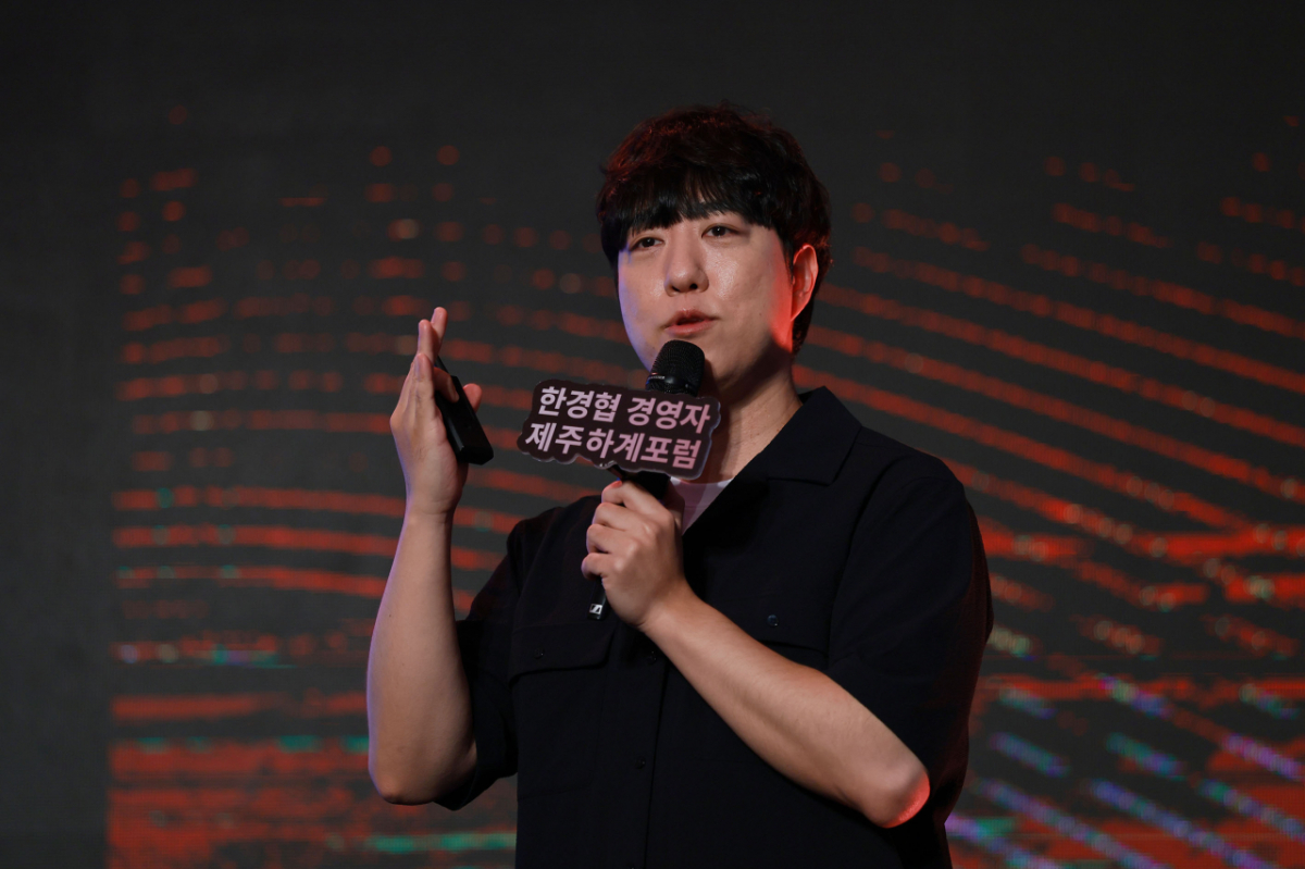 궤도 과학커뮤니케이터가 17일 제주도 롯데호텔에서 열린 '2026 한경협 경영자 제주하계포럼'에 참석해 '예측불가 시장에서 고객의 기준은 어떻게 변화하는가?'를 주제로 강연하고 있다. /사진제공=한국경제인협회
